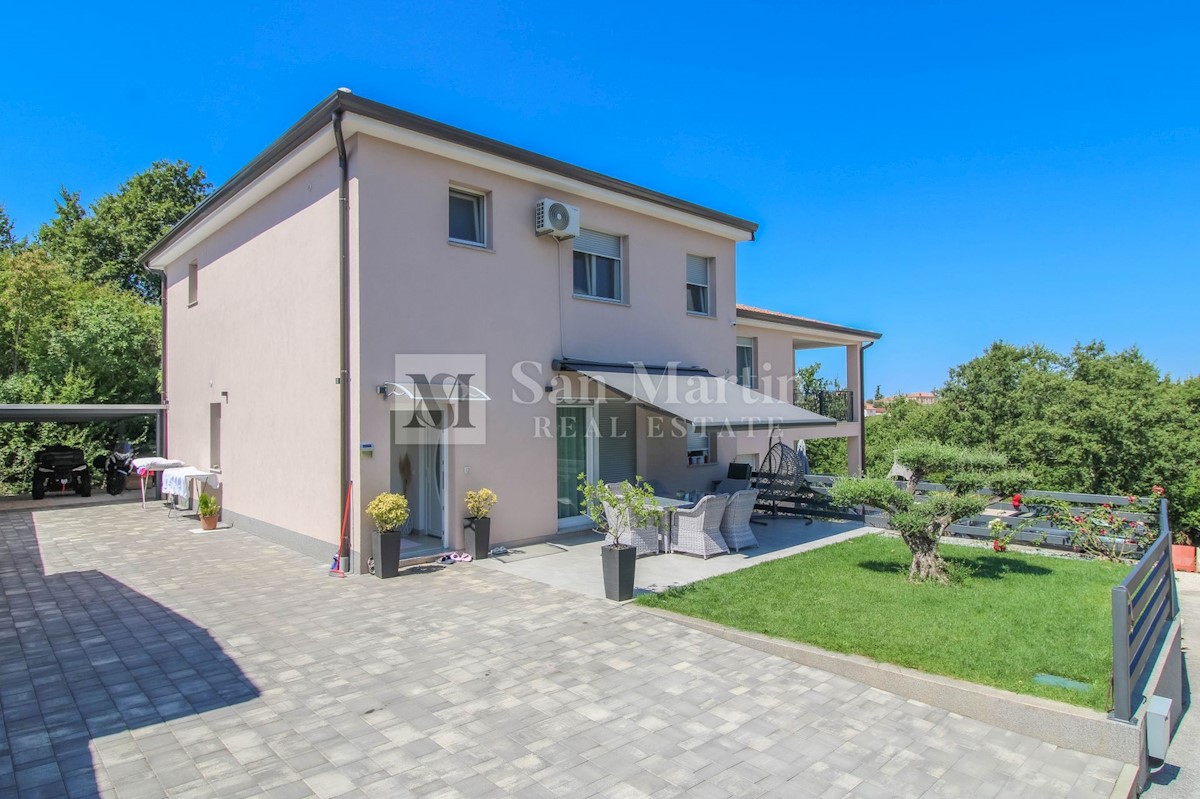 Poreč - house with 3 apartments in a great location