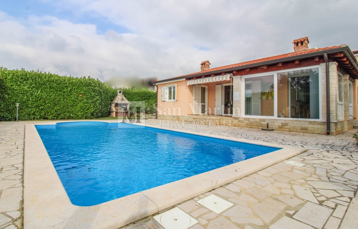 Poreč, surroundings - rustic ground-floor house with a large yard