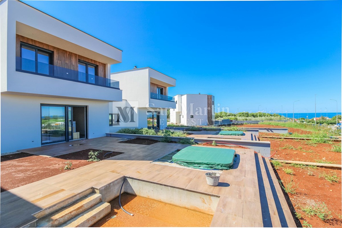 Poreč, Novogradnja u blizini mora i grada