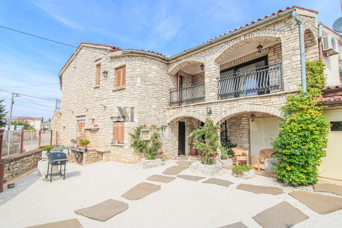  Poreč, kamena kuća sa tri stambene jedinice