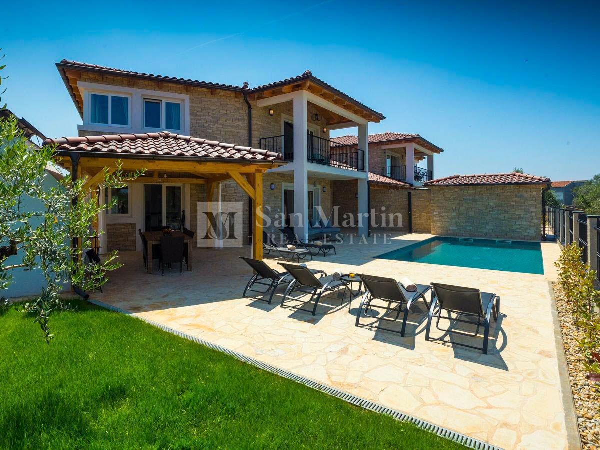 Poreč, surroundings - a beautiful house with a swimming pool in a quiet location