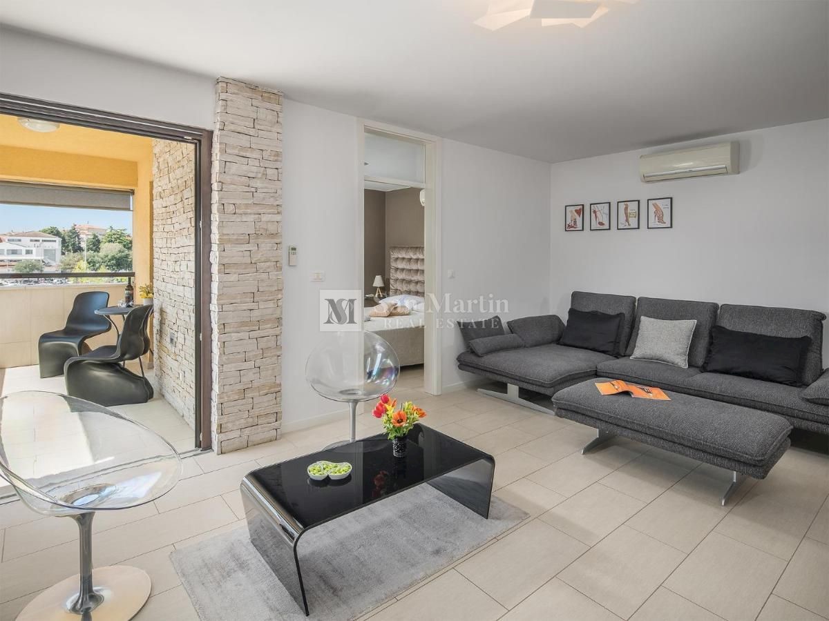Opportunity!!! Modern apartment in the center of Poreč with a sea view