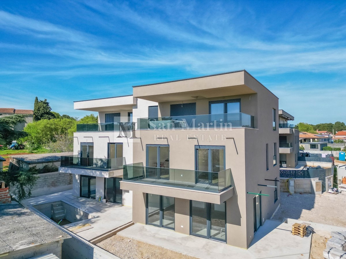 Poreč, luksuzni dvoetažni stan s bazenom.