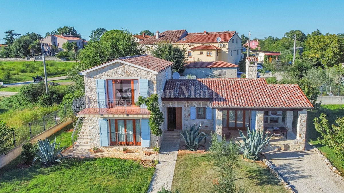 Poreč, samostojeća kamena kuća na velikoj okućnici 