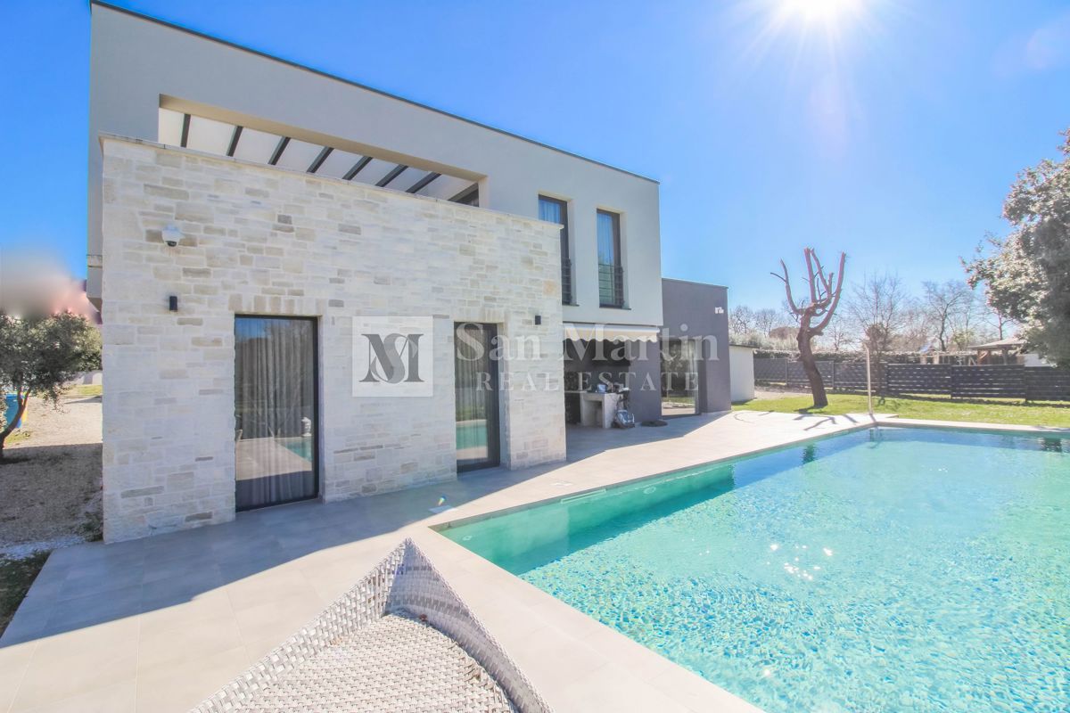 Poreč, moderna kuća s garažom nedaleko od plaže