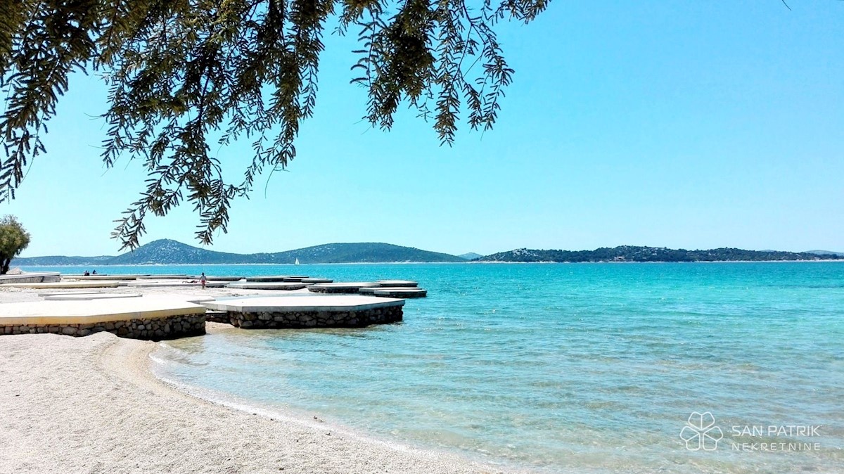 Vaša oaza u Dalmaciji: Moderan apartman (85 m2) - 60m od plaže