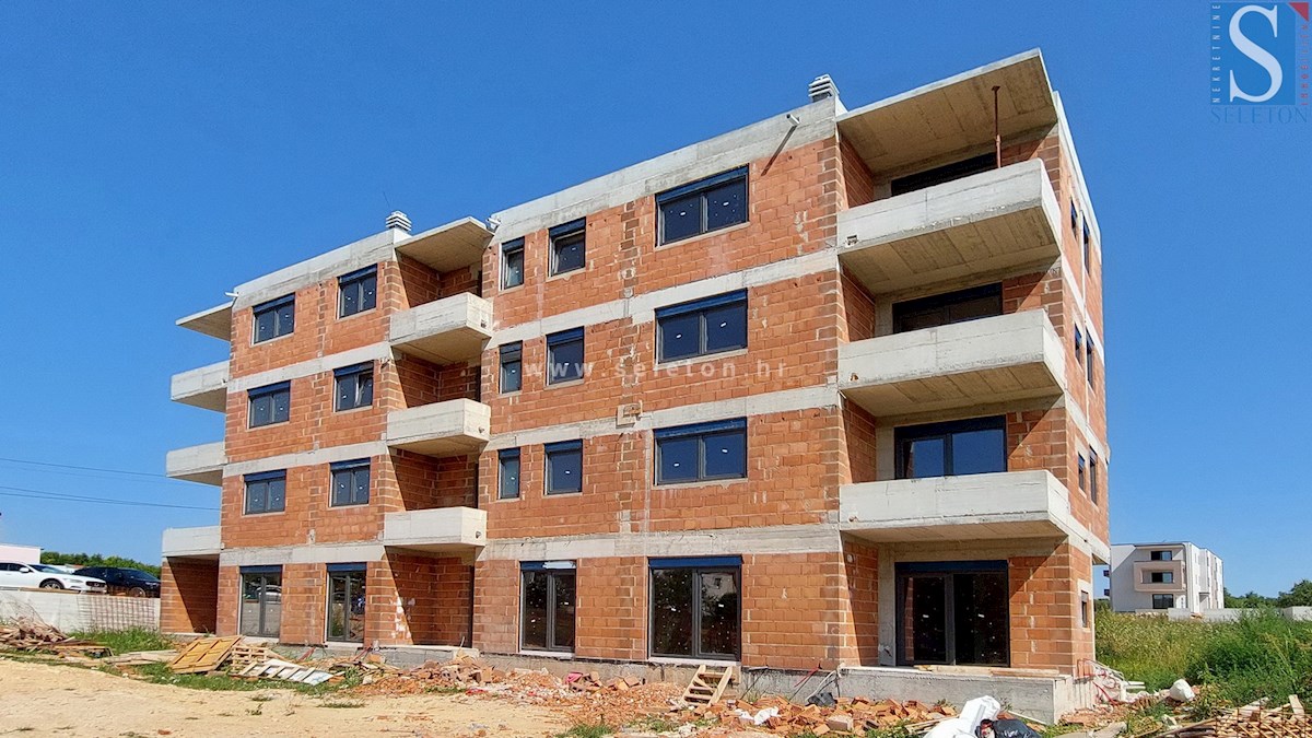 Poreč - apartment under construction of 76 m2 with a garden and two parking spaces