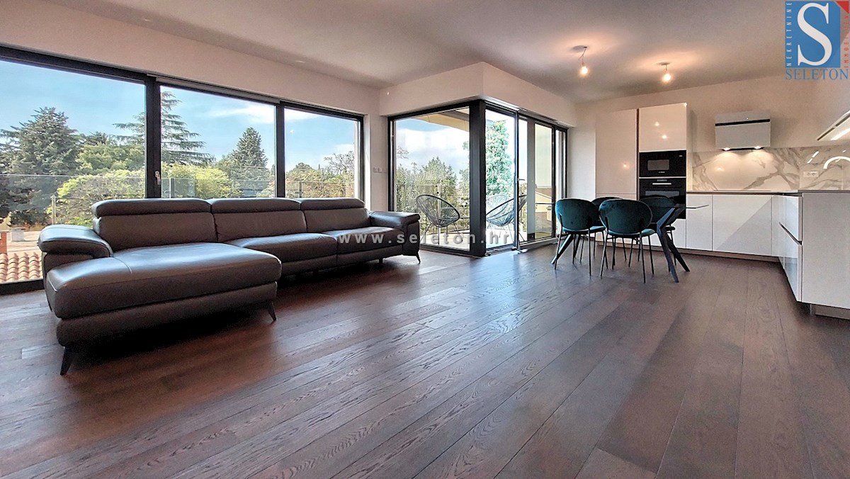 Moderni stan u Poreču od 78 m2 s garažom, samo 200 m od mora/plaže i 300 m od centra