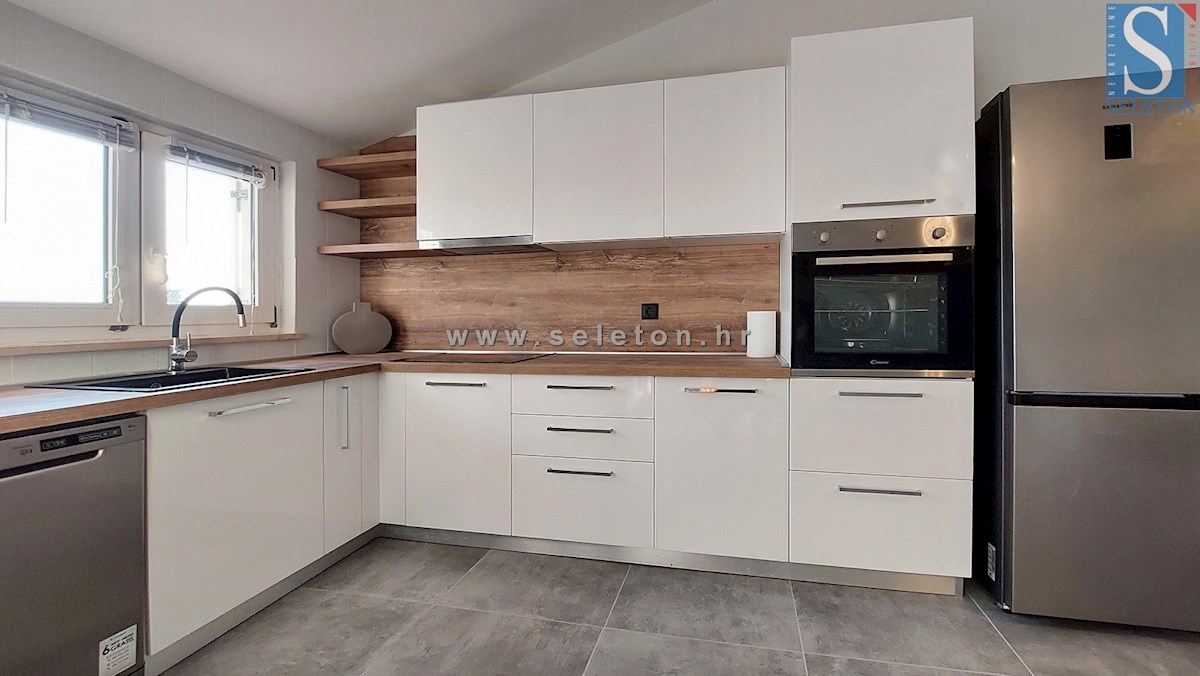 Renovated apartment in Poreč of 88 m2 with sea view, approx. 800 m from the sea (airline)