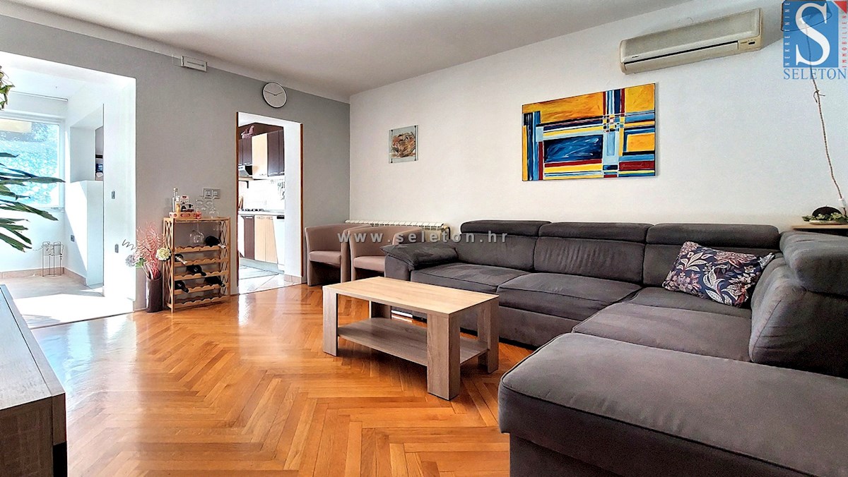 Furnished apartment of 116 m2 in the vicinity of Poreč, central heating, garden 74 m2, 2 parking spaces