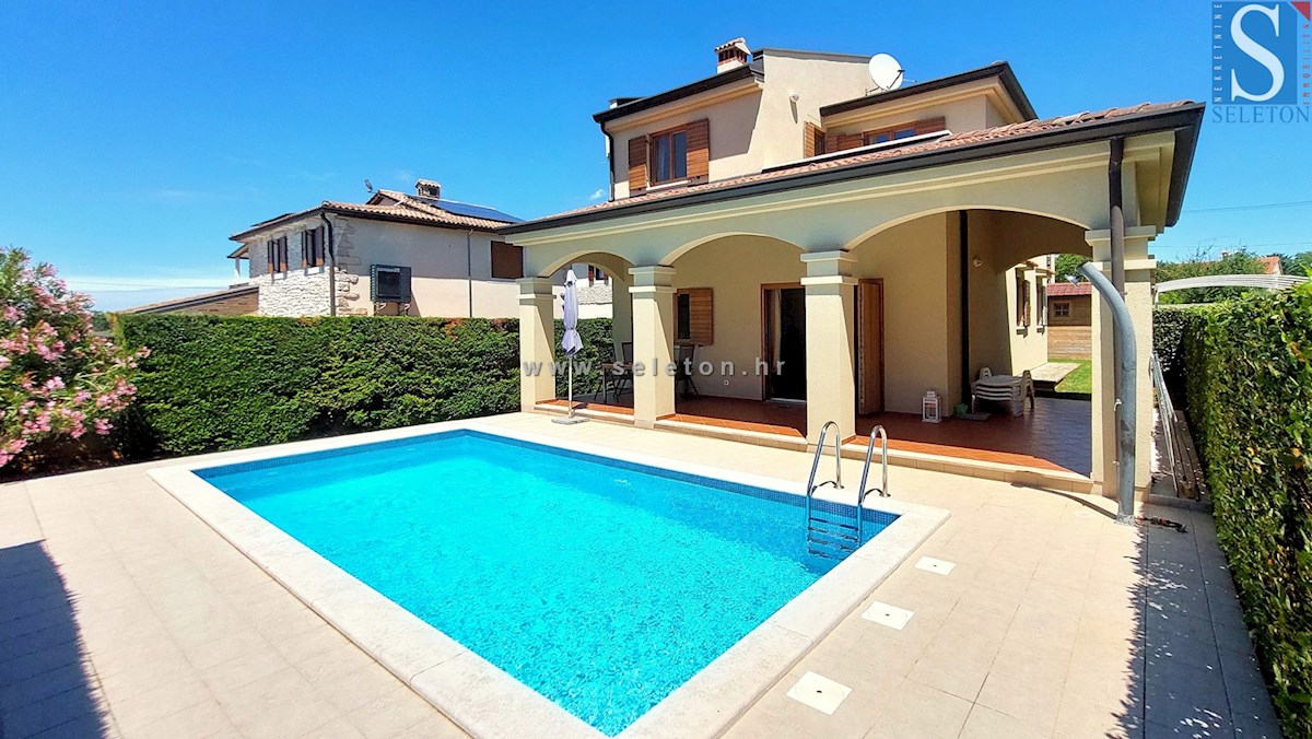 A house with a swimming pool in the vicinity of Poreč