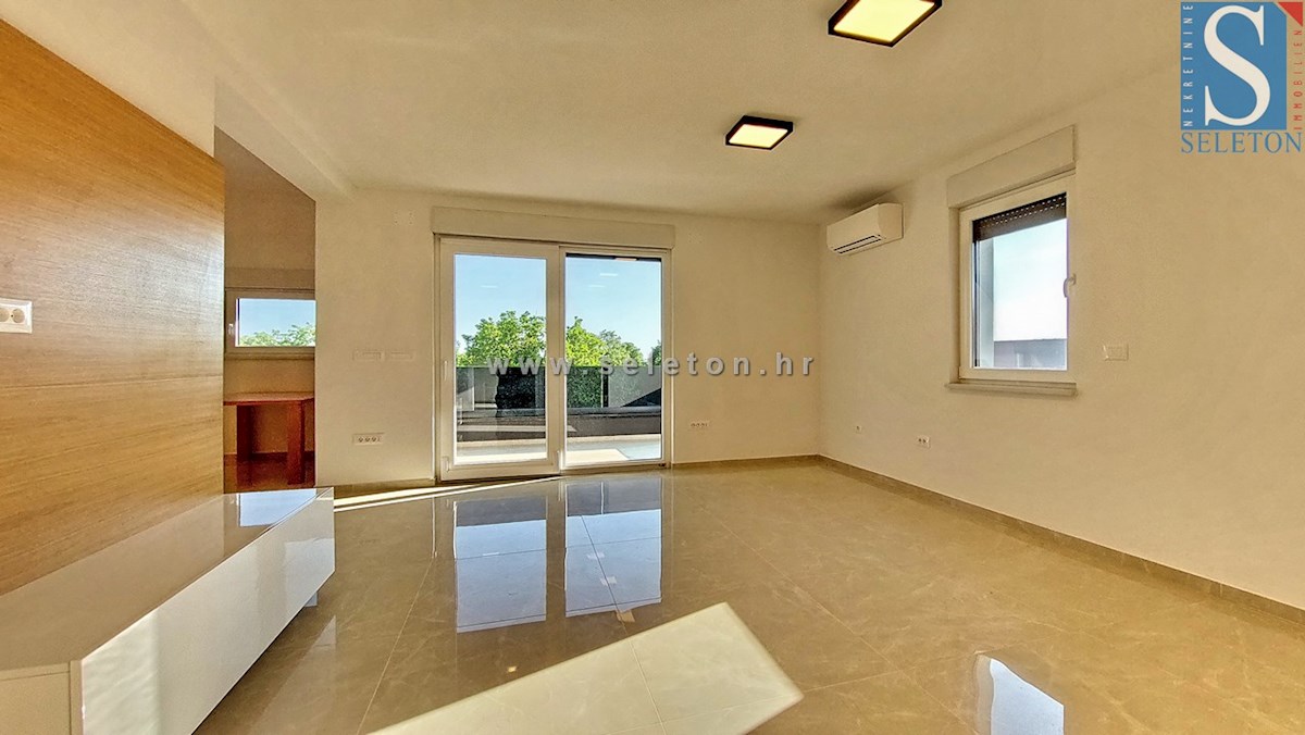 New apartment in Poreč of 80 m2, partially furnished, underfloor heating