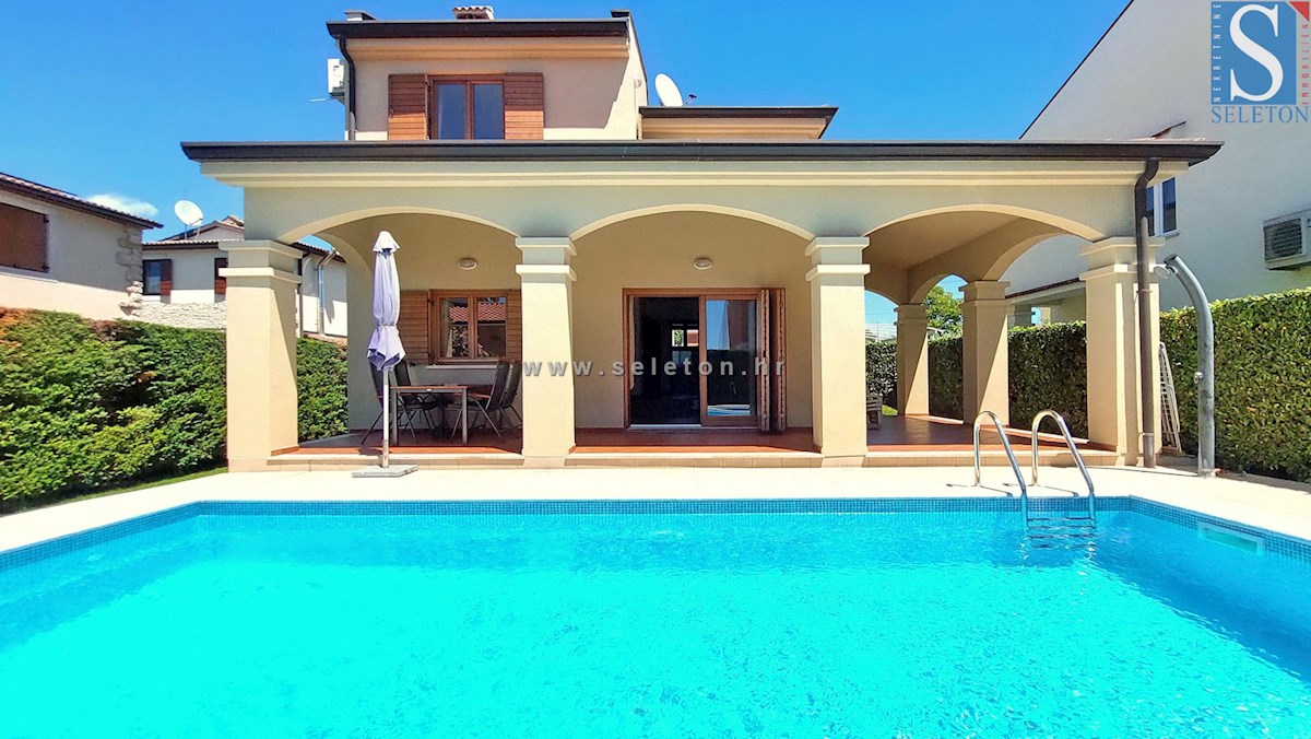 A house with a swimming pool in the vicinity of Poreč