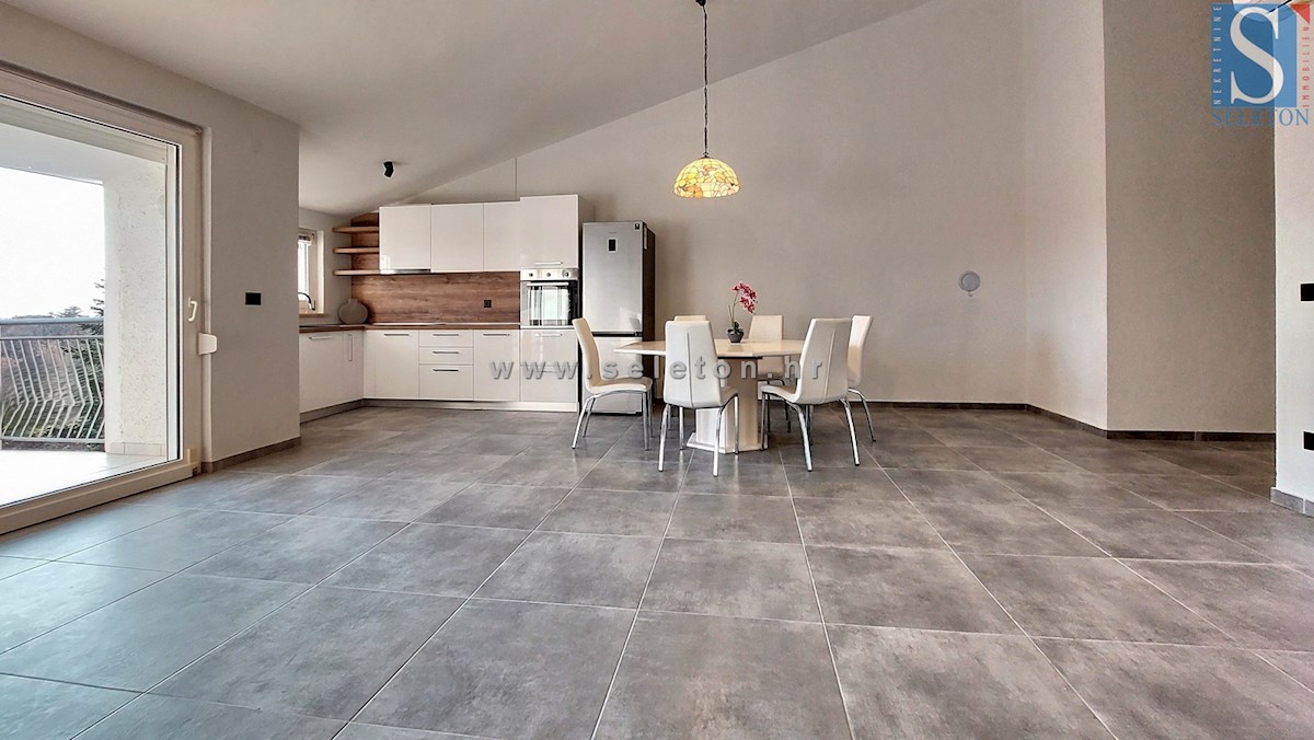 OPPORTUNITY - Renovated apartment in Poreč of 88 m2 with sea view, approx. 800 m from the sea (airline)