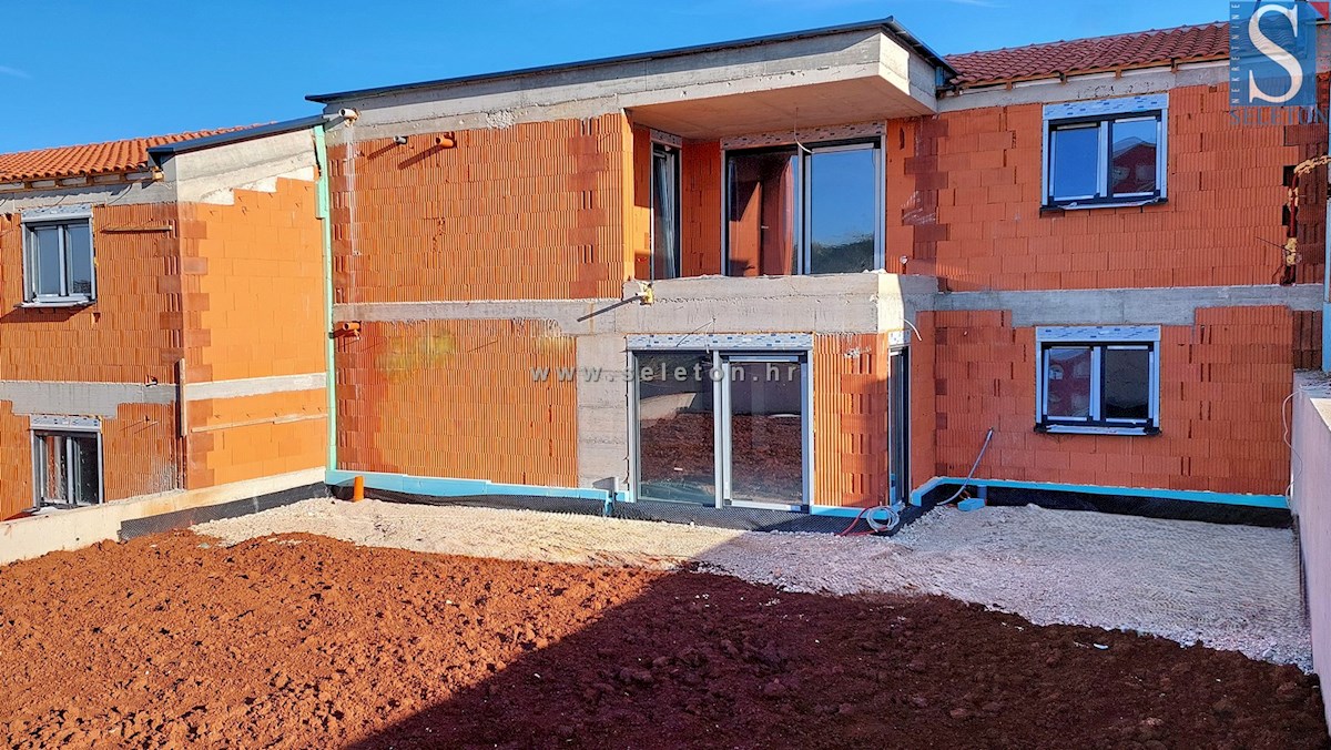 Poreč - surroundings, apartment under construction of 75 m2 with a garden of 135m2, 2 parking spaces