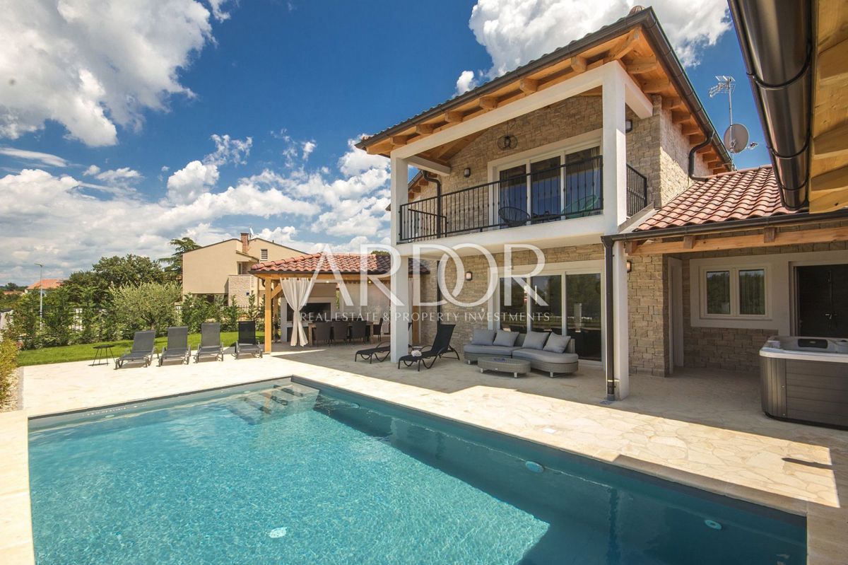 Poreč, okolica, lijepa kamena vila