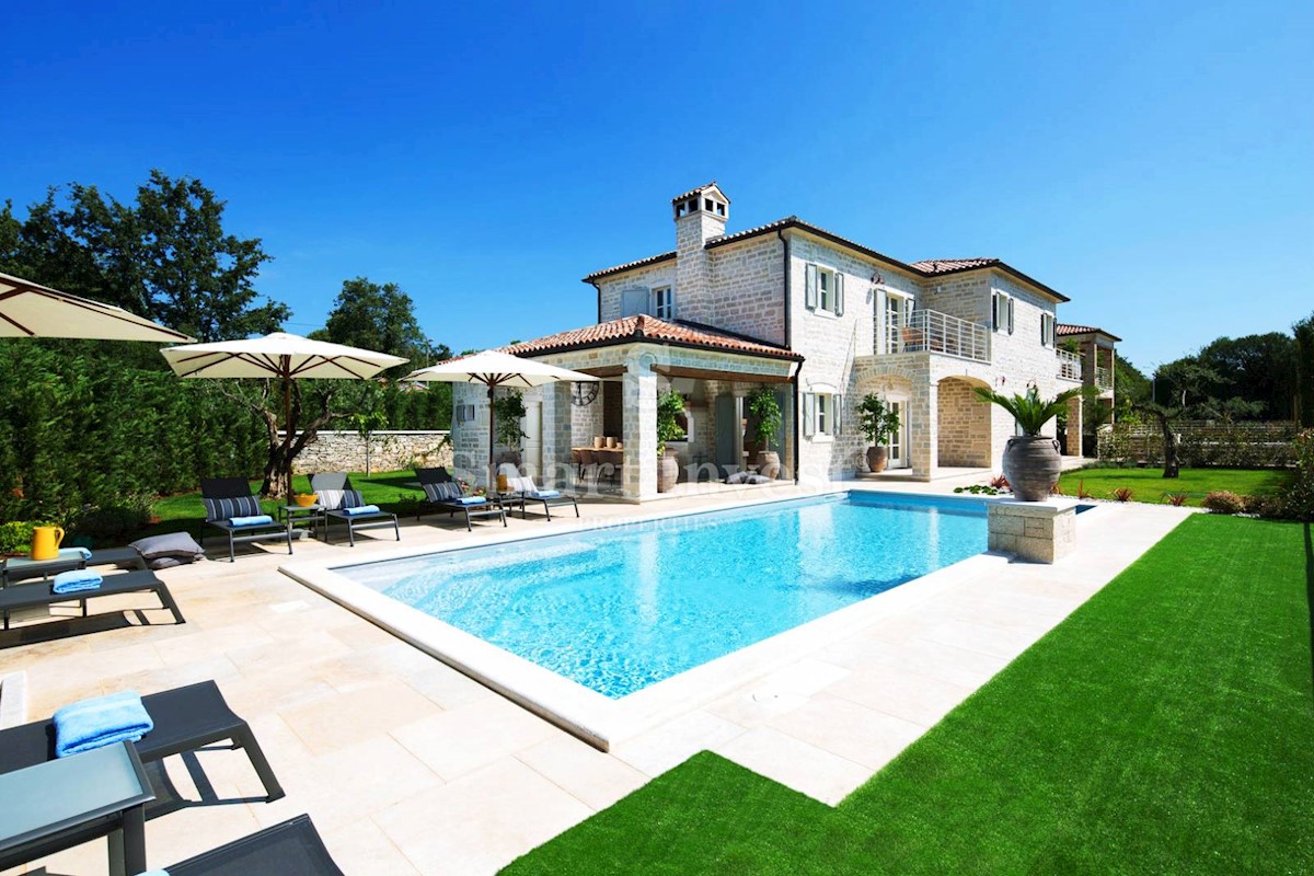 POREČ – okolica, EKSKLUZIVNA VILA S BAZENOM I SPORTSKIM KOMPLEKSOM