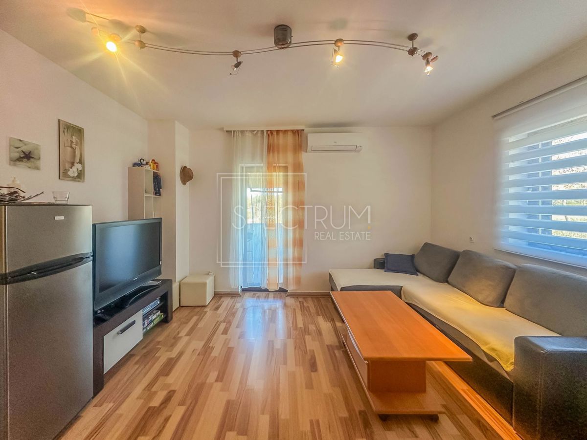 Poreč area, apartment on the ground floor with a yard in a quiet location