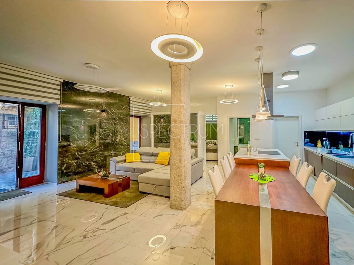 Poreč, apartment on the ground floor with a yard in the center