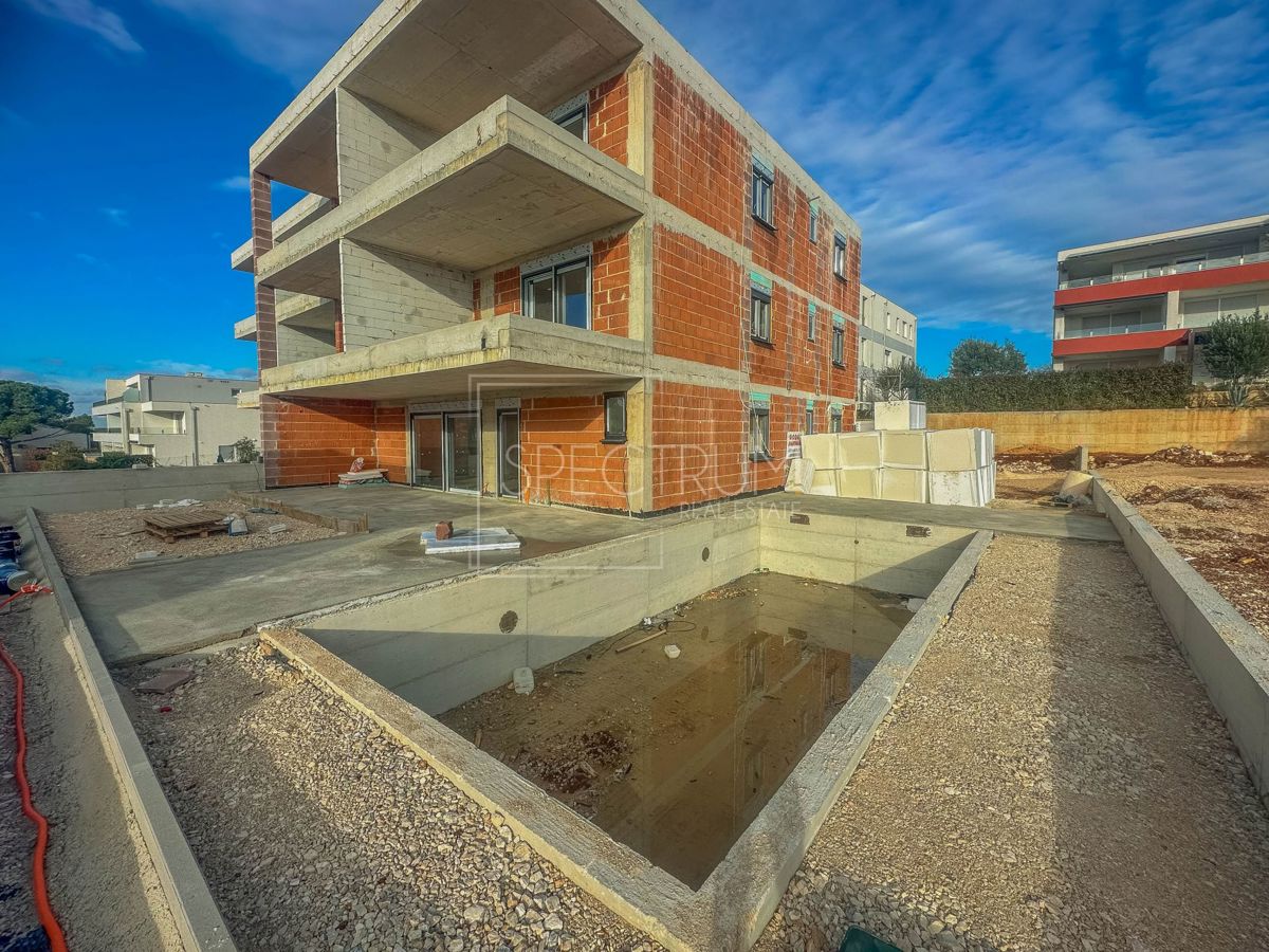 Novigrad, prostrani stan u prizemlju sa bazenom