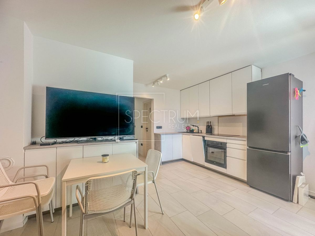 Okolica Novigrada, prenovljeno stanovanje 350 m od morja!