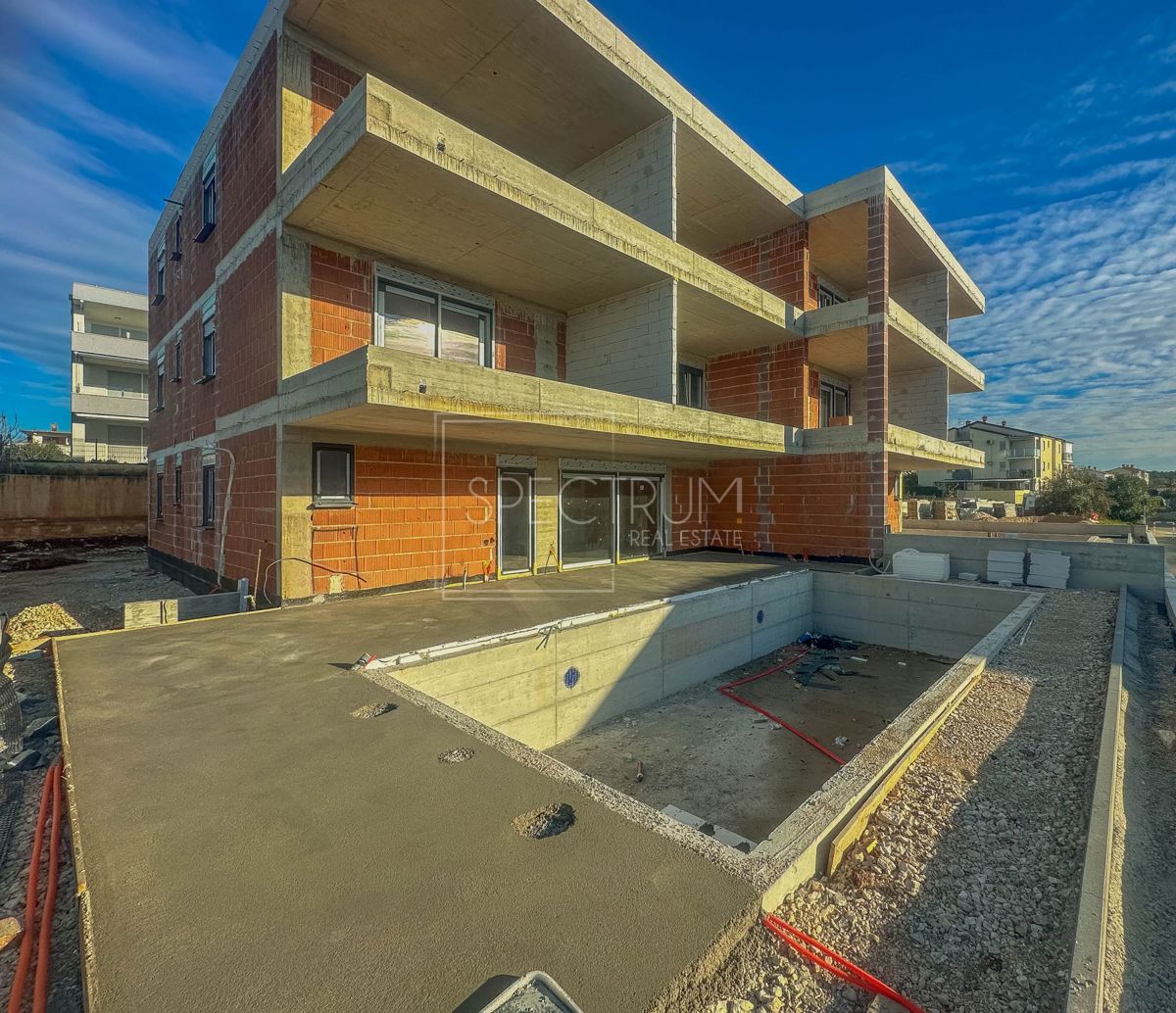 Novigrad, moderan stan u prizemlju sa bazenom