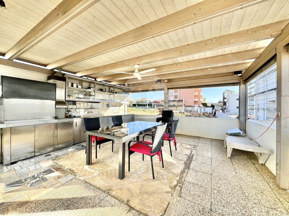 NOVIGRAD, STAN U PRIZEMLJU SA OKUČNICOM I LJETNOM KUHINJOM