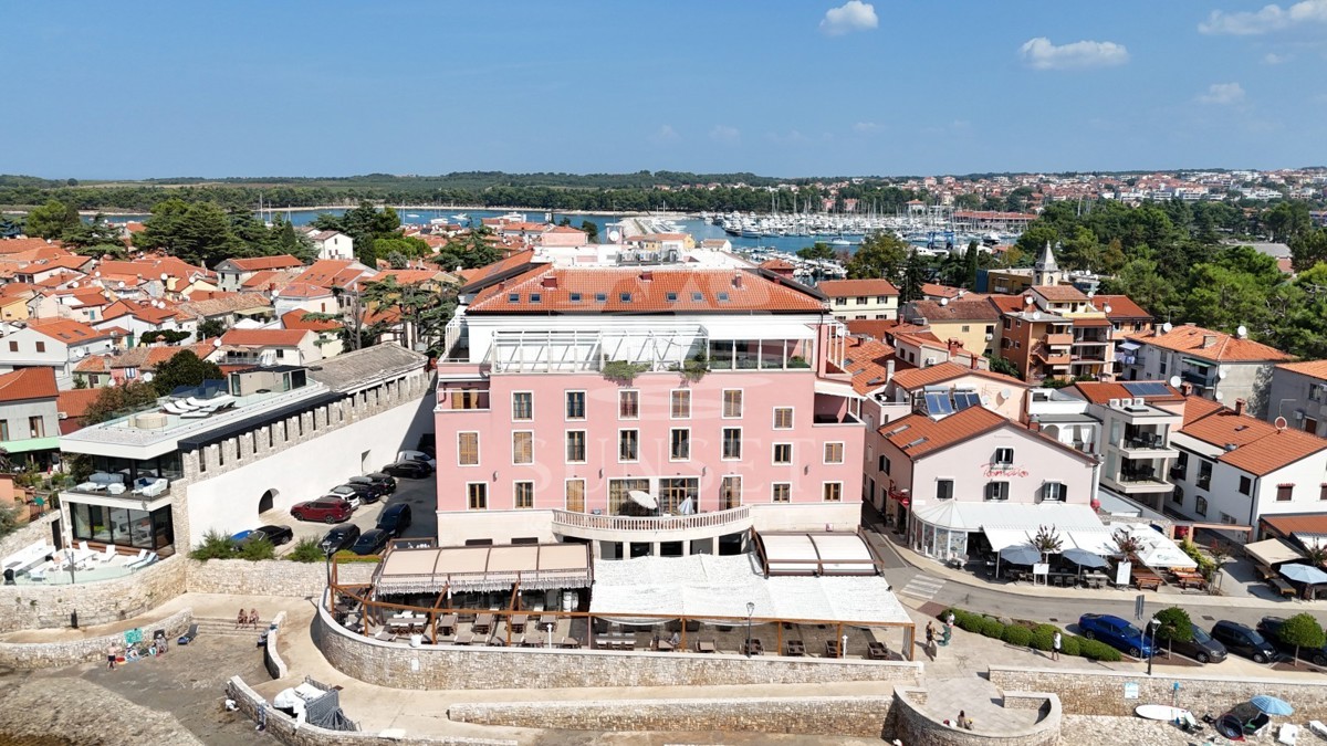 STAN NA JEDNOJ OD NAJATRAKTIVNIJIH LOKACIJA U NOVIGRADU PRVI RED DO MORA