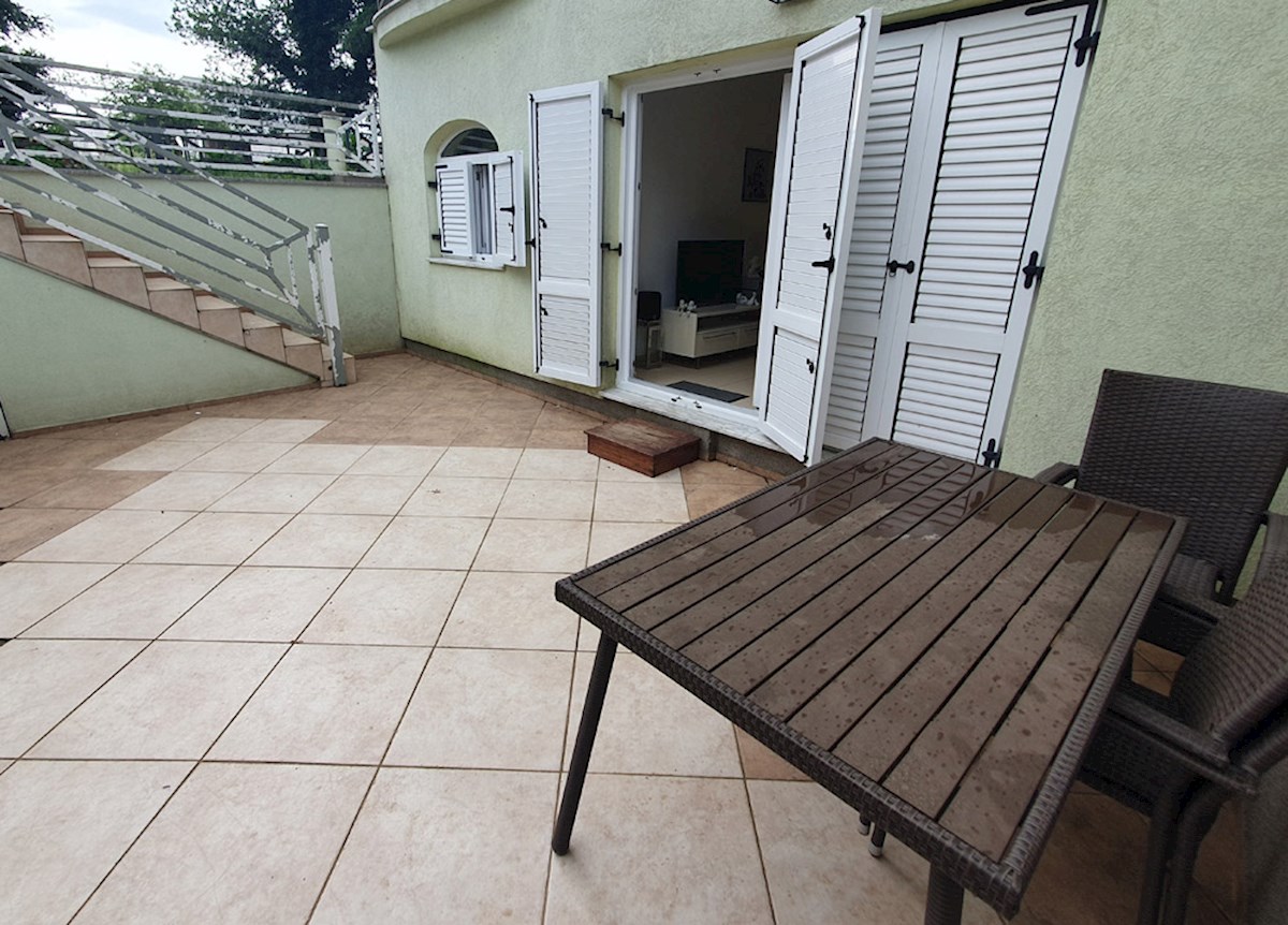 SP-407, POREČ, basement apartment of 37.15 m2 with a large terrace of 28.66 m2, yard of 60 m2, and parking space of 15 m2