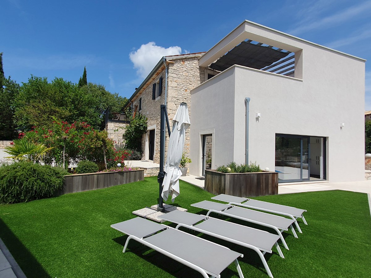 KOP-746, Raskošna oaza nedaleko od Poreča: Villa s bazenom i pomoćnim objektom sa duplom garažom, ljetnom kuhinjom i dodatnim apartmanom