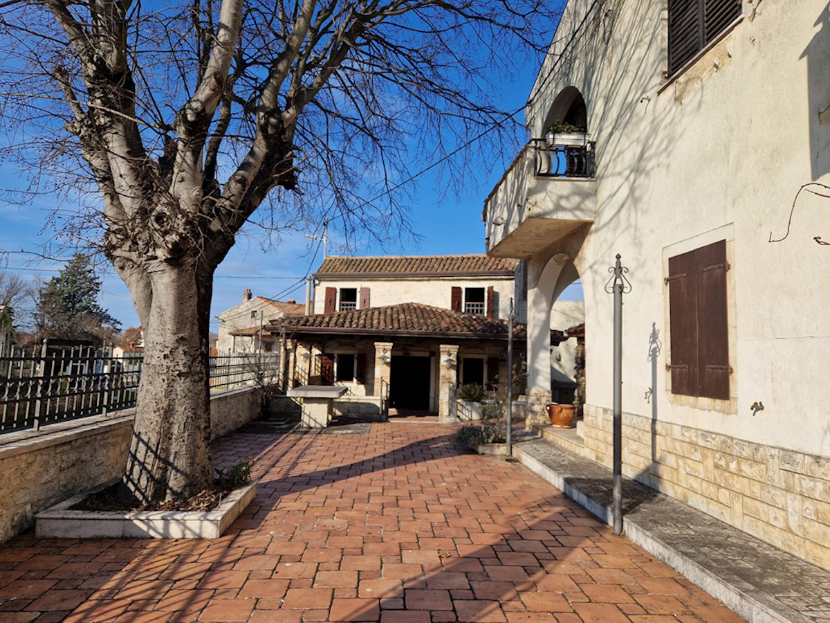 KOP-717, Stambeno – poslovni kompleks na prodaju ukupne površine 600 m2 ( kuća 396 m2, poslovni prostor – restoran 130 m2, štala 80 m2 ) 