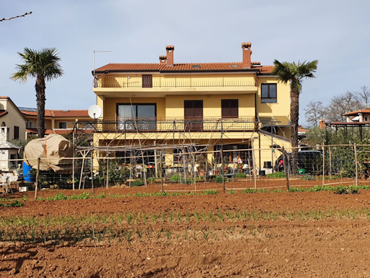 KOP-722, Poreč 5km, samostojeća kuća sa tri stana, prodaja