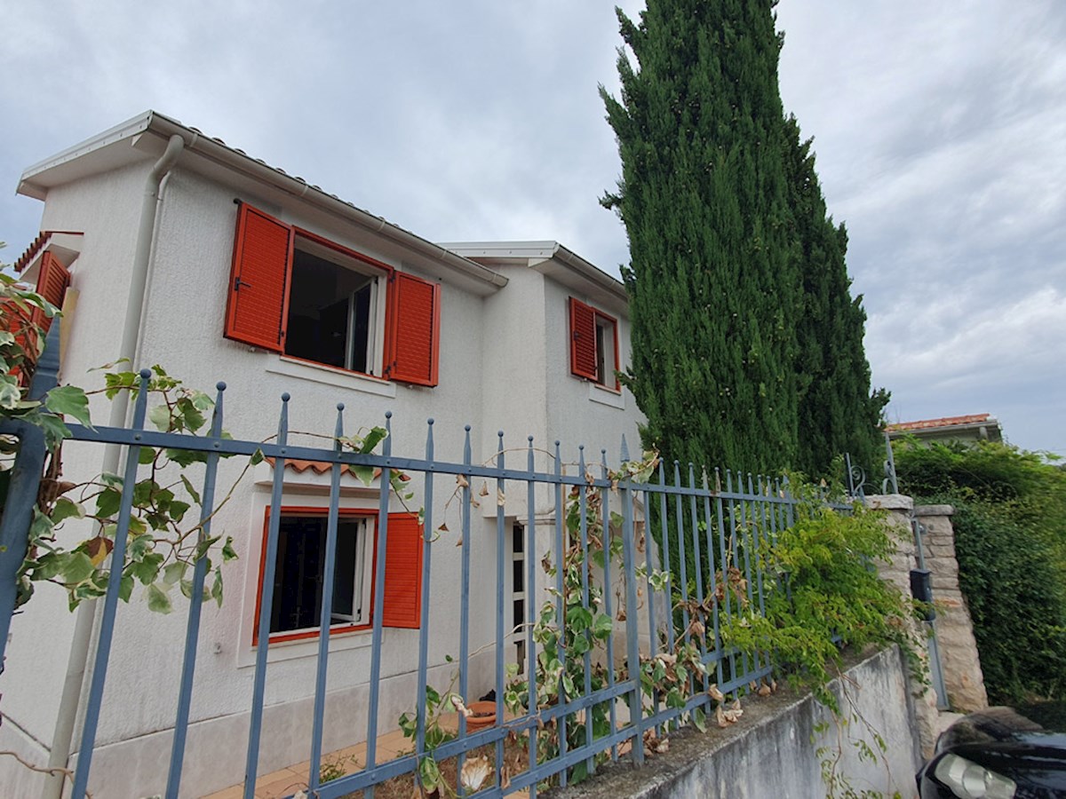 KP-122, POREČ, prigradsko naselje u blizini mora, kuća 216 m2 ( pet spavaćih soba ) + terase 70 m2 i garaža 32 m2 