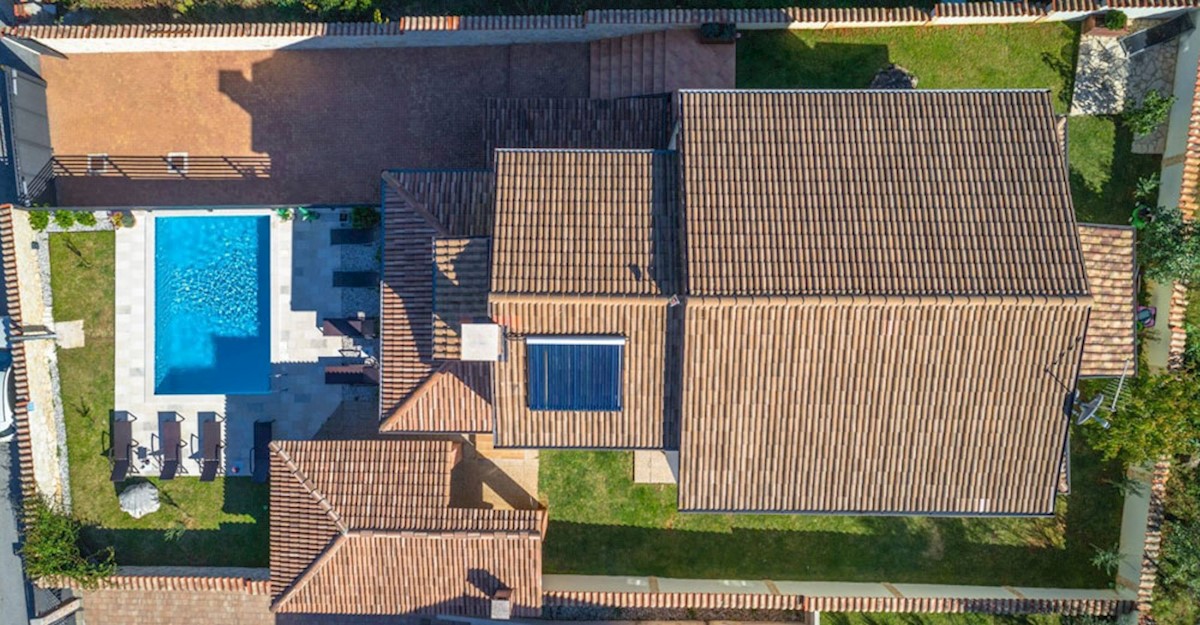 KOP-700, Poreč – okolica, kuća sa tri stana i bazenom