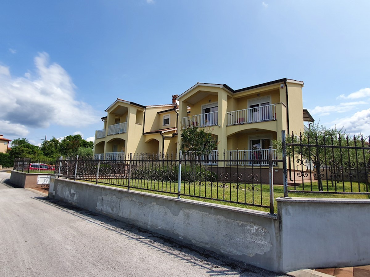 BADERNA, dvojna kuća , 169 m2, pogled na more, bazen