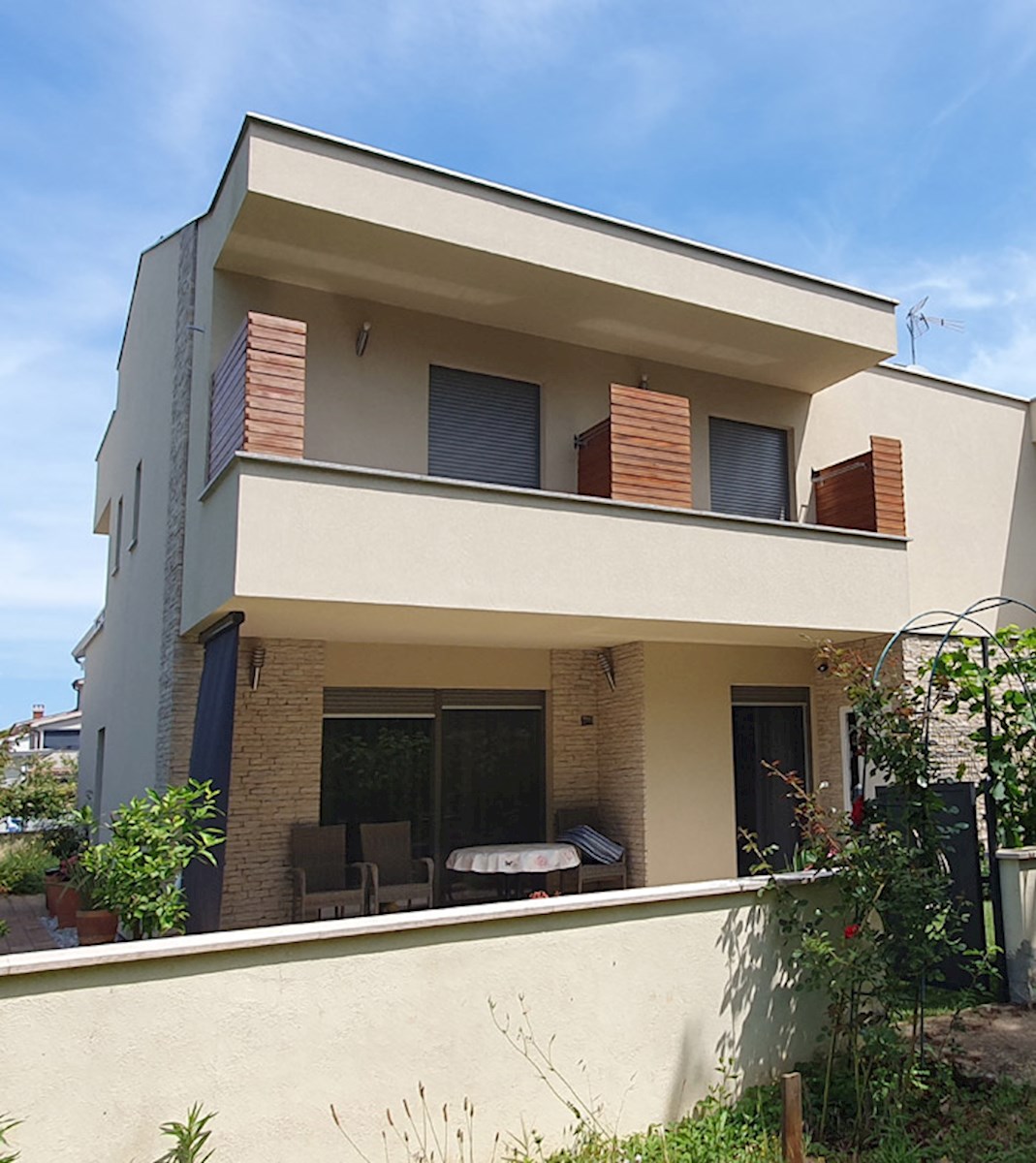 KP-120, POREČ, novija namještena kuća na mirnoj lokaciji sa 4 spavaće sobe i 4 kupatila