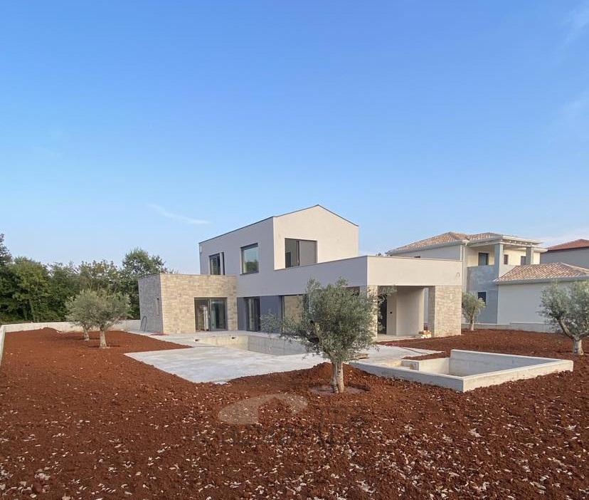 Poreč, quality modern villa with swimming pool in a peaceful environment
