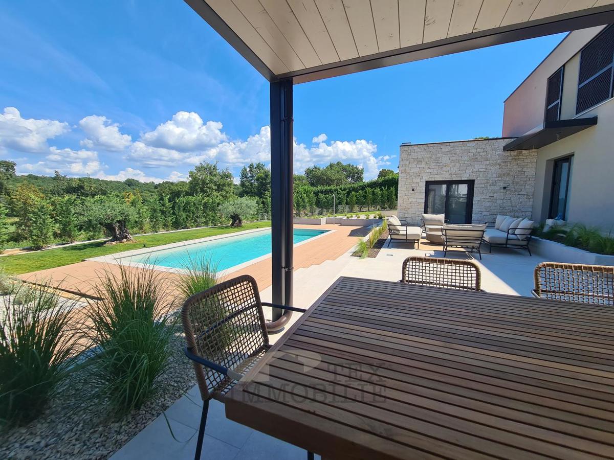 Luxury villa with swimming pool near Poreč, 10 km from the sea