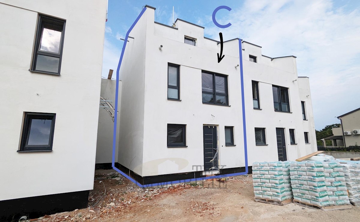 Modern terraced house in Poreč, 2 km from the sea