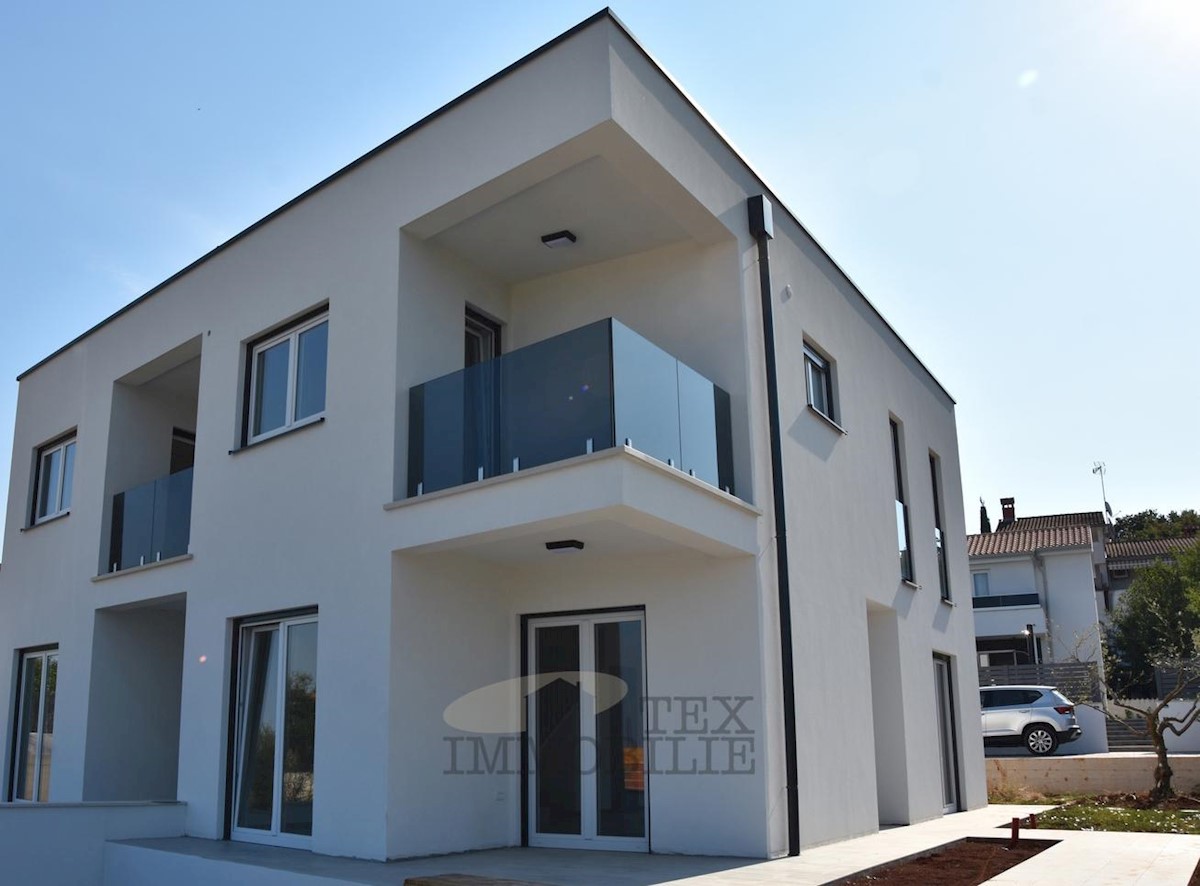Poreč, semi-detached house with swimming pool 3.8 km from the sea