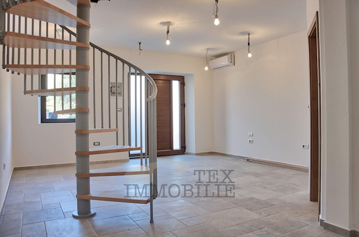 Stone terraced house with two bedrooms, 65.50m2