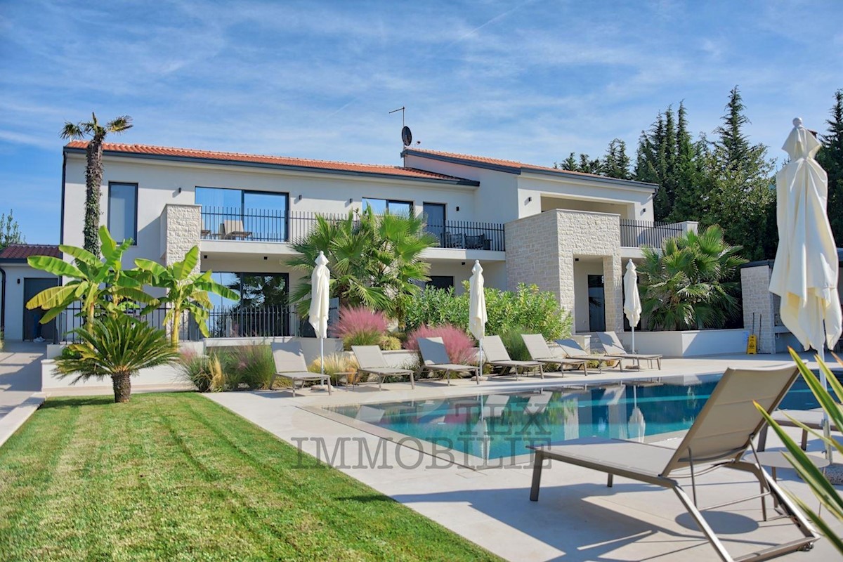 Luxury villa with pool in Poreč, 683 m2