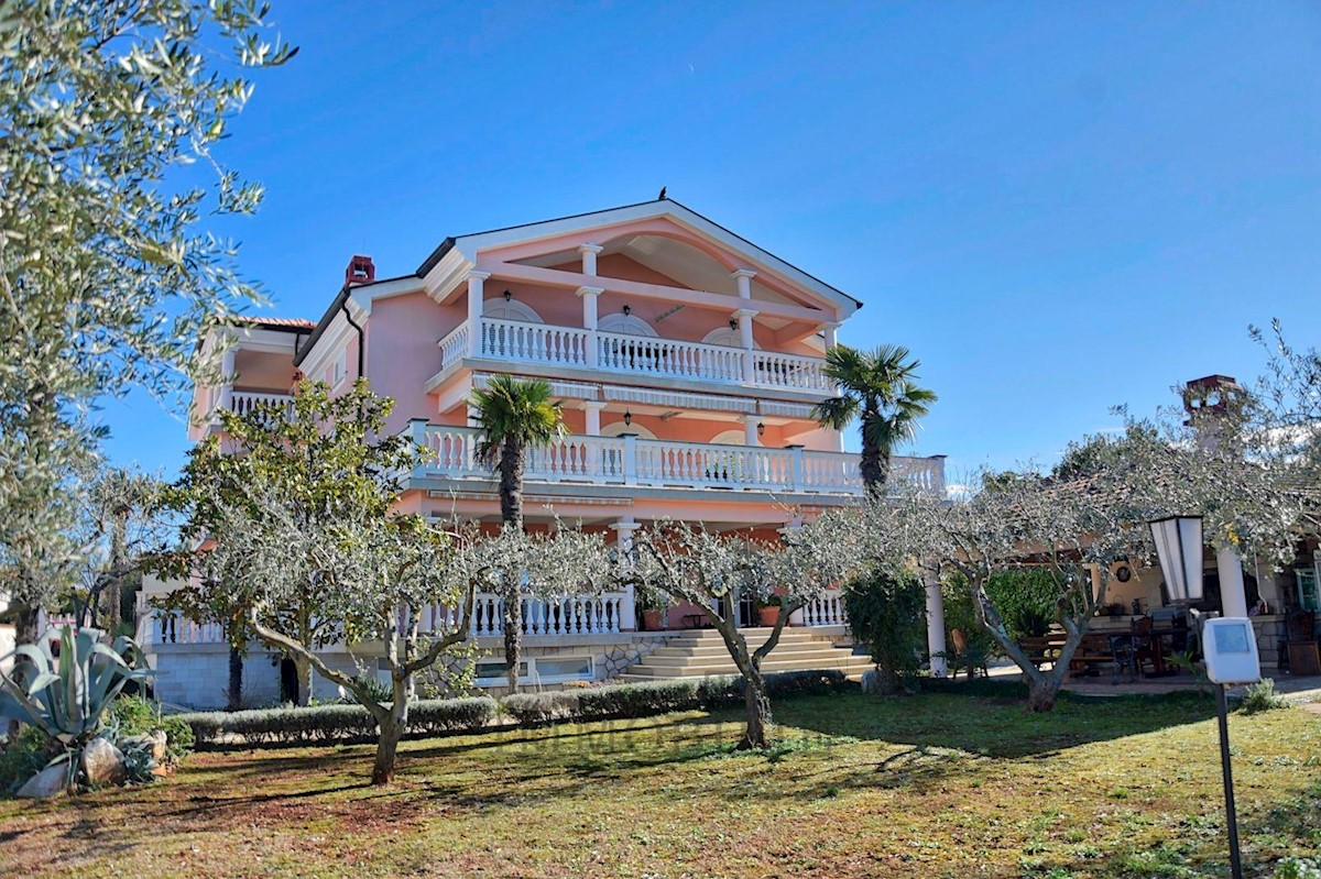 Poreč, house in a great location with 14 residential units