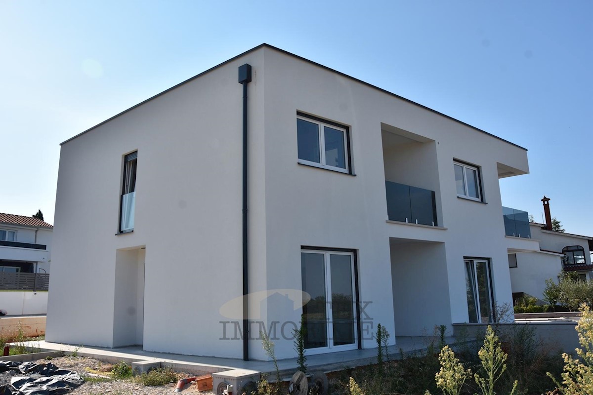 Poreč, semi-detached house with swimming pool 3.8 km from the sea