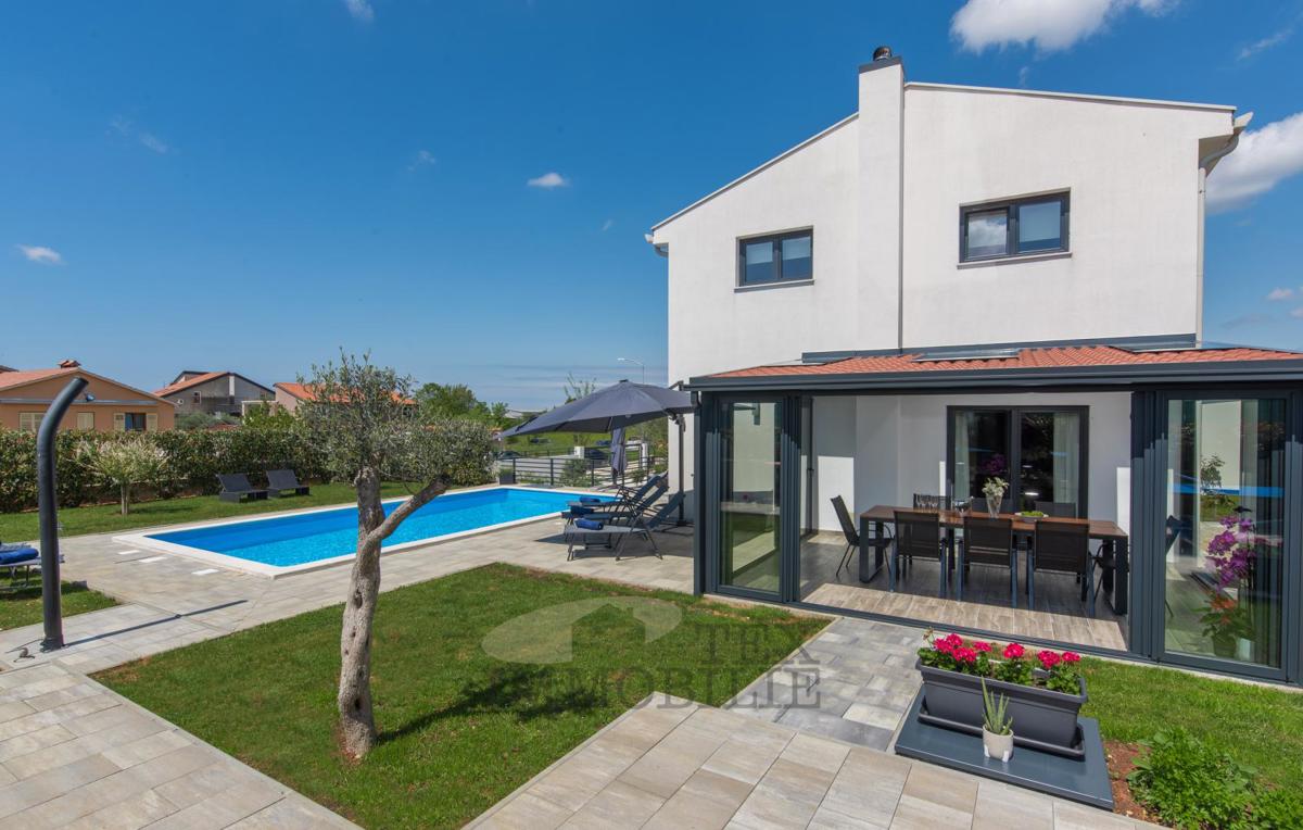 Modern house with a swimming pool in the vicinity of Poreč