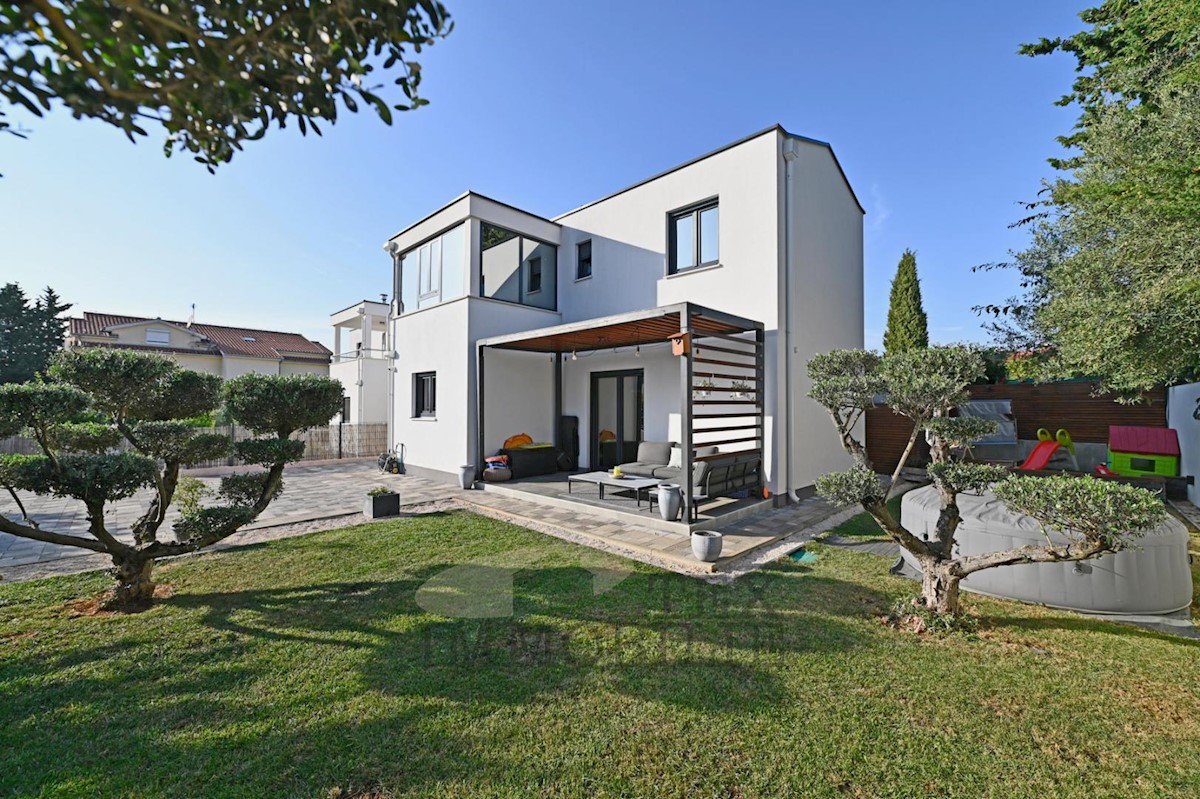 A beautiful house in a quiet settlement near the coast and the center of Poreč, 86 m2