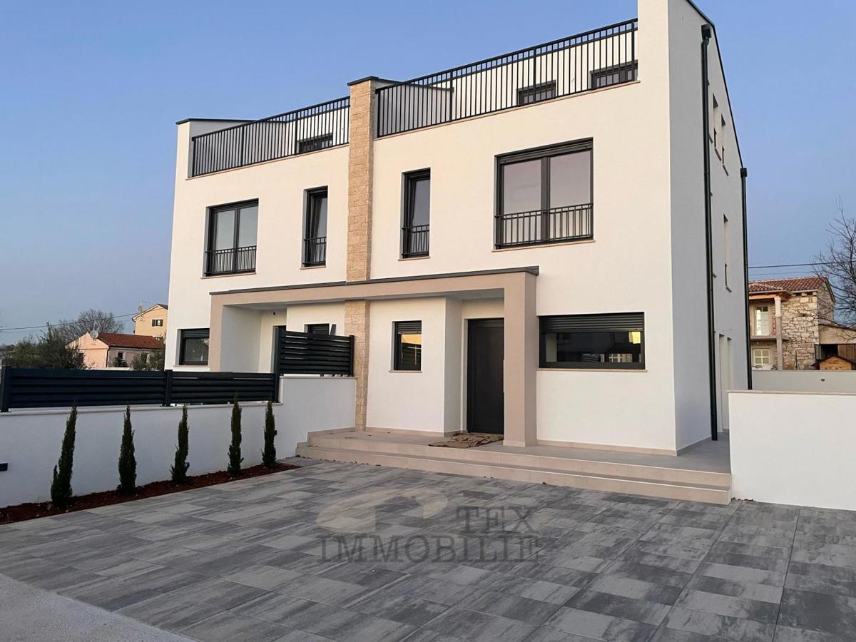 Luxury villa with pool 7.7 km from Porec, 152 m2