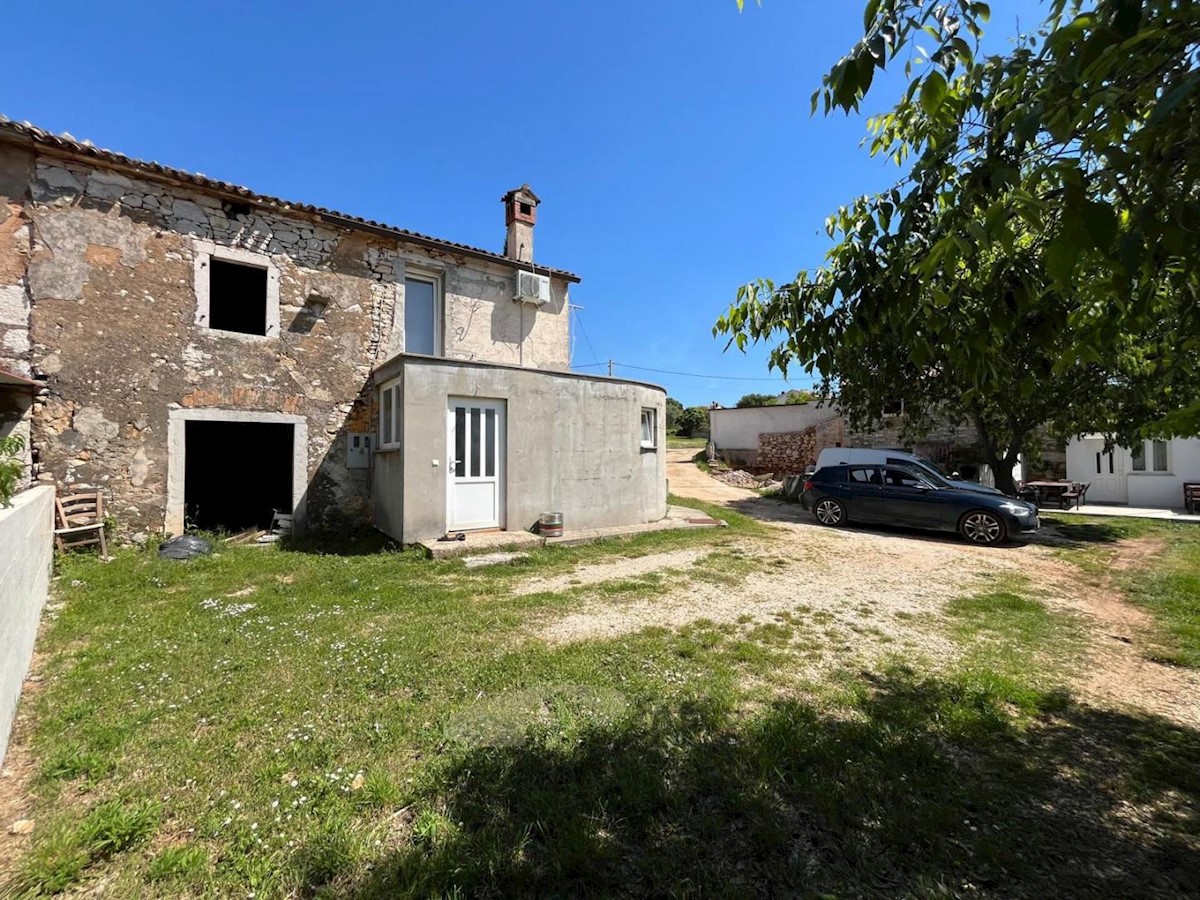 Stone house in the center of Kaštelir, 260 m2