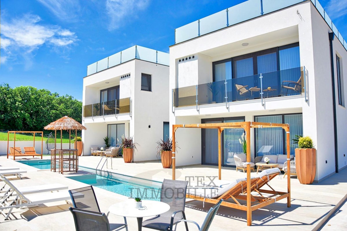 Two houses in the immediate vicinity of the center of Poreč, 547 m2