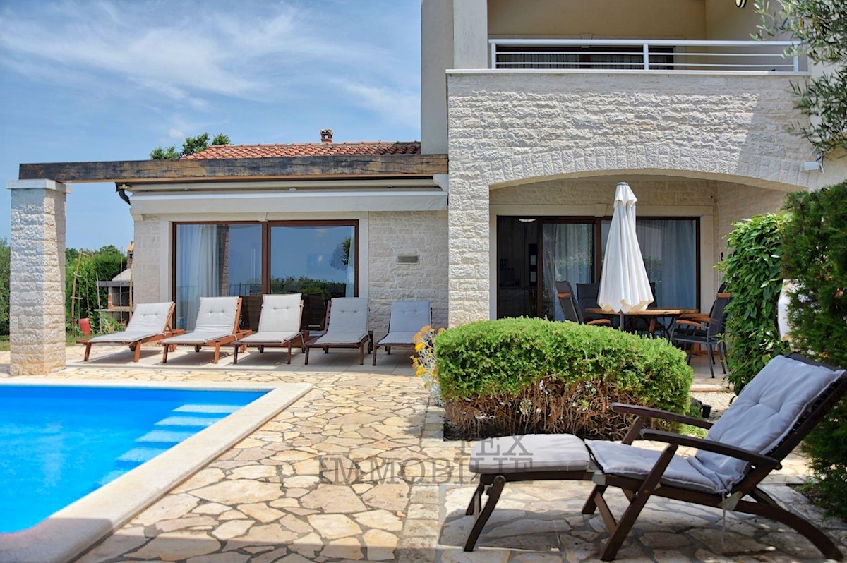 Detached villa with pool and sea view